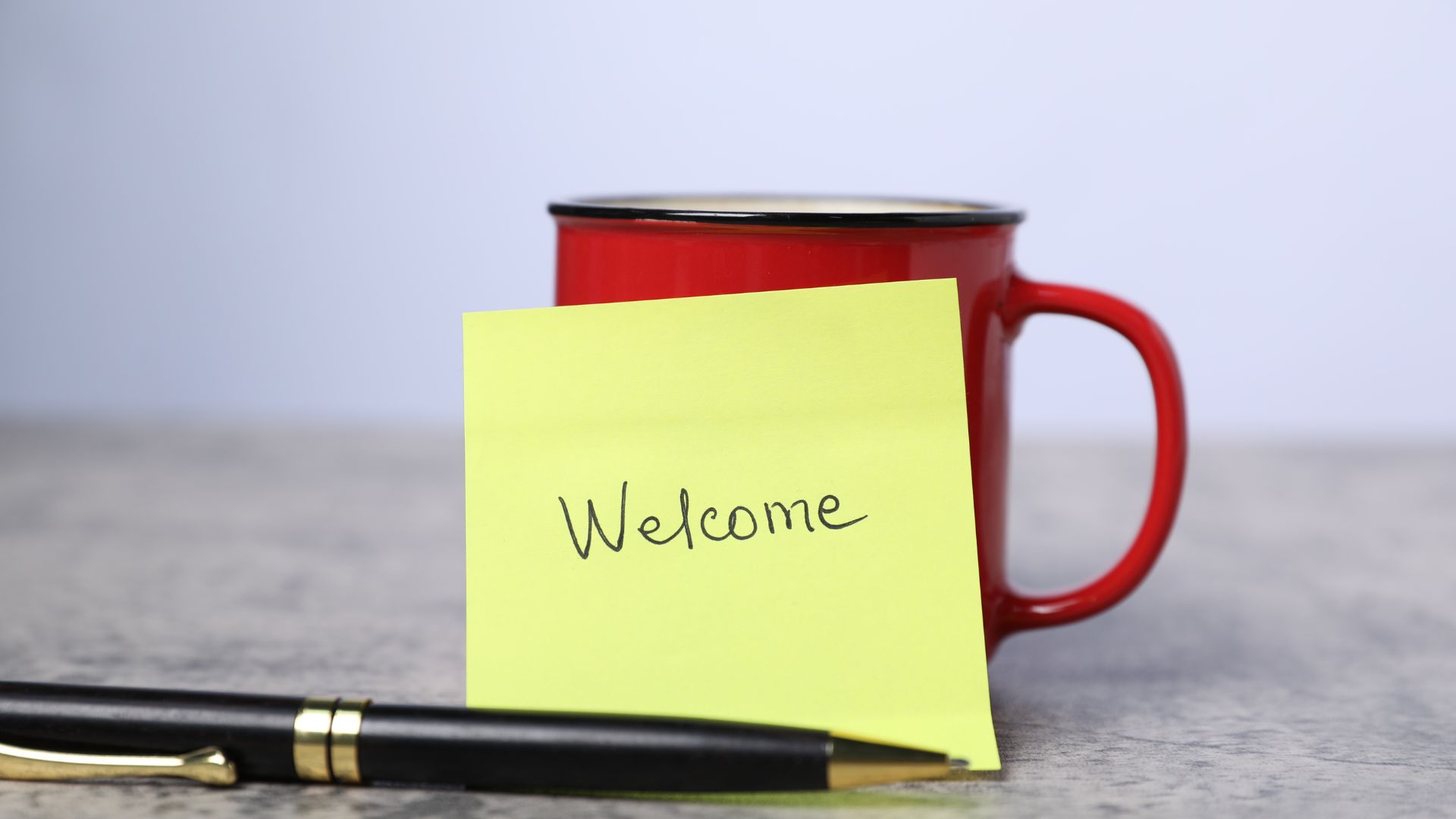 Lettres en mousse colorées formant le mot Welcome sur une plage, avec le texte superposé : une application d'onboarding simple, utile et adaptée à vos métiers